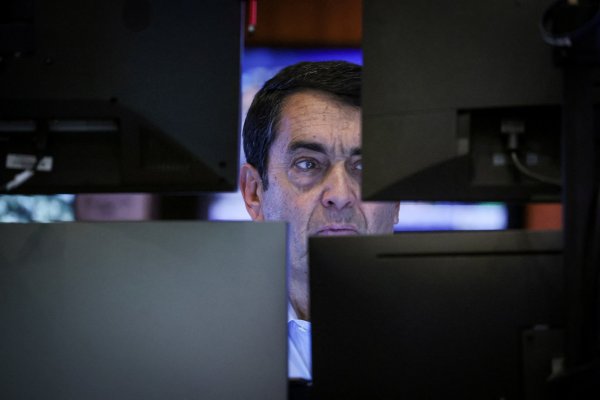 <p>Operadores financieros anticipan dos bajas en la tasa referencial del Banco Central durante 2025</p>