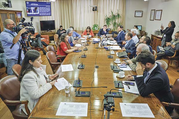 A contrapelo del Gobierno y del empresariado despachan a Sala proyecto que establece el Viernes Santo como feriado irrenunciable
