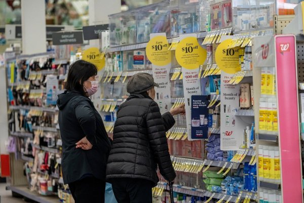 <p>Confianza del consumidor de EEUU cae a su mínimo en tres años por incertidumbre sobre precios</p>