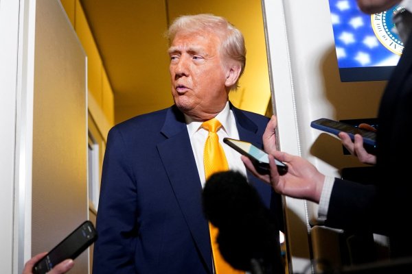 <p>Trump exime a los teléfonos y los computadores de sus aranceles del 125% a China</p>
