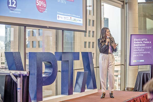<p>Varinka Farren, directora ejecutiva de Hub APTA durante la presentación de “Efecto APTA”.</p>