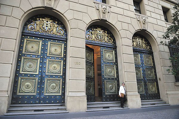 La fuerte depreciación del peso presionaría la deuda sin cobertura de Chile