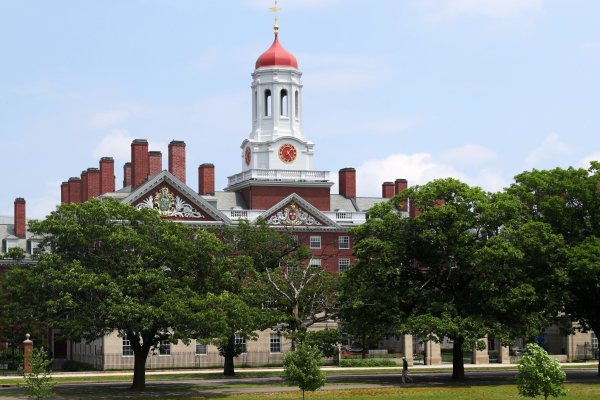 Universidad de Harvard sufre congelamiento de fondos por US$ 2.200 millones tras negarse a aceptar exigencias de Trump