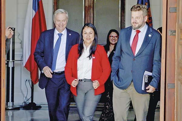 <p>Los candidatos a La Moneda José Antonio Kast (Republicano)y Johannes Kaiser (Nacional Libertario) junto a la líder del Partido Social Cristiano, Francesca Munoz. Foto: Aton</p>