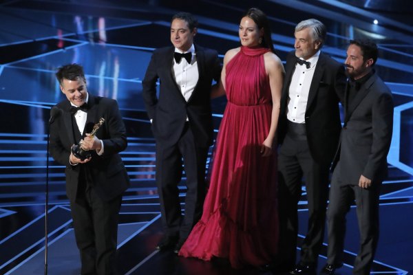 <p>Sebastián Lelio, Juan De Dios Larraín, Daniela Vega, Francisco Reyes y Pablo Larraín durante la premiación de Una Mujer Fantástica en los Oscars. Foto: Reuters</p>