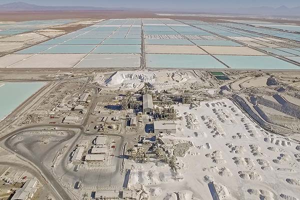 <p>Alianza Codelco-SQM para explotar litio sortea la valla de la FNE con mitigaciones y reportes periódicos</p>