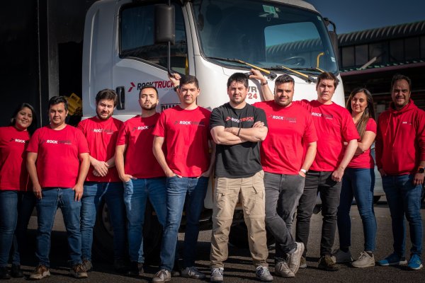 <p>Eduardo Segovia, CEO y fundador de Rocktruck (al centro) junto al equipo de la startup.</p>