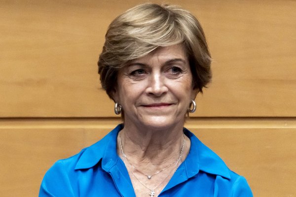 Matthei llama a parlamentarios de Chile Vamos a "revisar la conveniencia" del acuerdo por litio entre Codelco y SQM