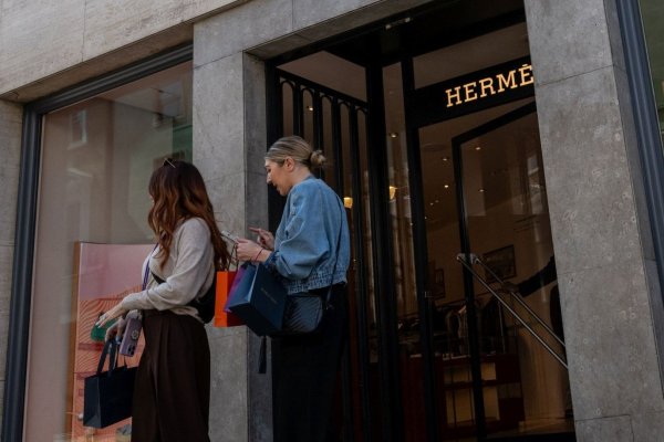 Hermès supera a LVMH como la compañía de lujo más valiosa del mundo