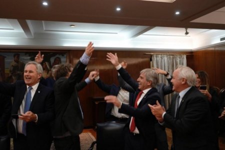 Argentina recibe el primer desembolso del FMI por US$ 12.000 millones y el dólar cierra estable en segundo día sin cepo