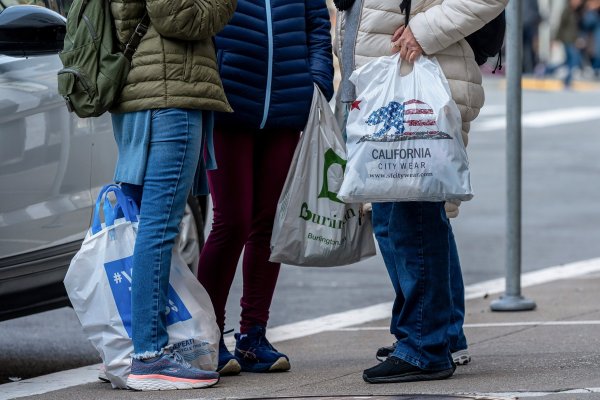 <p>Incertidumbre por aranceles impulsa el crecimiento más rápido de las ventas minoristas en dos años en EEUU</p>
