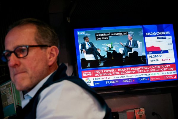 <p>Powell afirma que los aranceles de Trump ponen en riesgo los objetivos de empleo e inflación de la Fed</p>