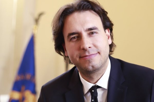 <p>Mirosevic se baja de la primaria oficialista y apoya a Carolina Tohá para frenar a Jara</p>