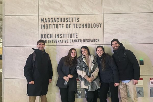 Desde la PUC al MIT: estudiantes presentan solución médica que detecta cáncer con el aliento