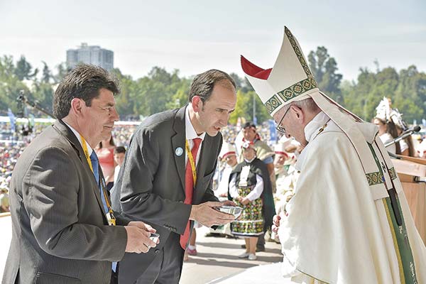 <p>El expresidente de la USEC, Ignacio Arteaga, junto al Papa Francisco en su visita a Chile.</p>