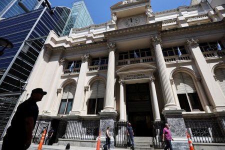 Tras levantar el cepo: peso argentino se acerca al piso y el mercado espera jugada del BCRA