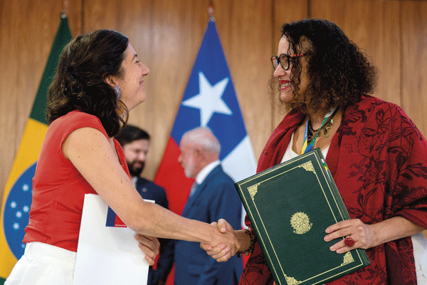 <p>La ministra de CTCI, Aisén Etcheverry y su homóloga brasileña, Luciana Barbosa de Oliveira Santos, en la firma del MOU, durante la gira presidencial a Brasil. Foto: Presidencia</p>