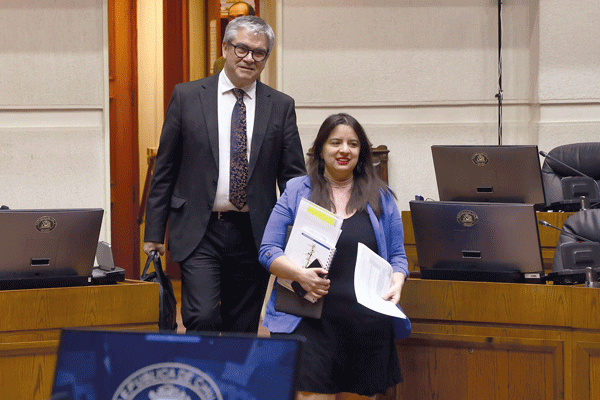 <p>El ministro de Hacienda, Mario Marcel, y la directora de Presupuestos, Javiera Martínez. Foto: Aton</p>