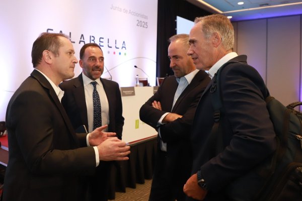 <p>De izq. a der.: Alejandro González, gerente general; Juan Carlos Cortés, vicepresidente; Andrés Roccatagliata, director, y Enrique Ostale, presidente de la mesa. Foto: Julio Castro.</p>