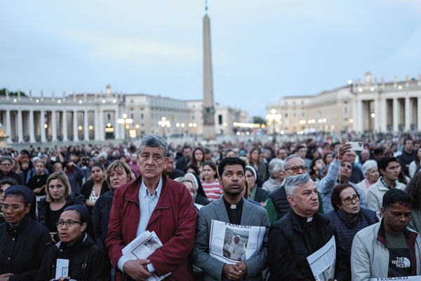 <p>Los fieles comenzaron a congregarse en Roma para dar el último adiós al Papa. Fotos: Reuters</p>