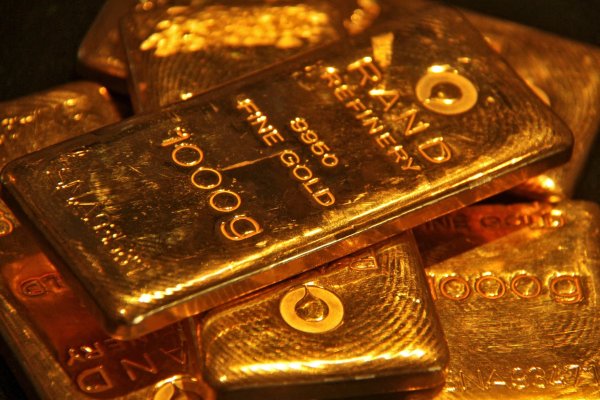 El oro toca la marca récord de US$ 3.500 tras la ofensiva de Trump contra la Fed ¿Cuánto más seguirá subiendo el refugio más seguro?