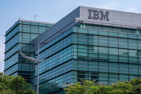 IBM reporta favorables resultados pese a que programa de recorte fiscal DOGE afectó 15 de sus contratos con el gobierno de EEUU