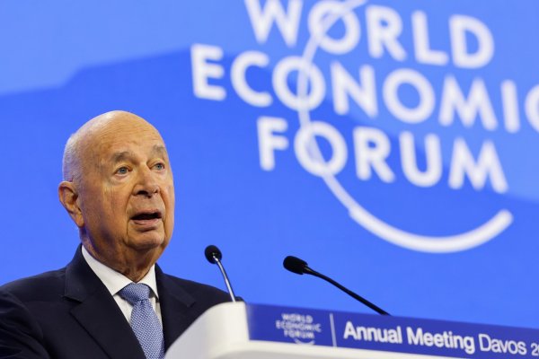 Renunciado fundador del Foro Económico Mundial es acusado de manipular ranking de competitividad global para congraciarse con gobiernos