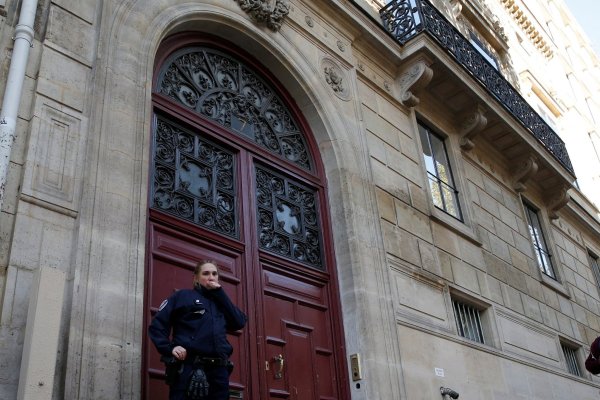 <p>Los "abuelos ladrones" son juzgados por el robo de joyas a Kim Kardashian en su lujoso departamento de París</p>
