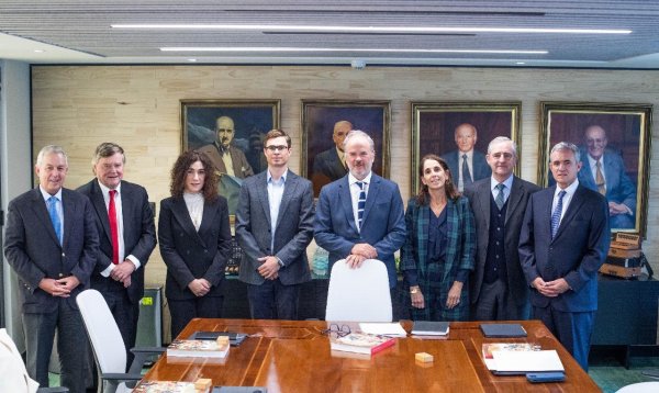 <p>Bernardo Larraín Matte, como nuevo presidente de Empresas CMPC (al centro).</p>