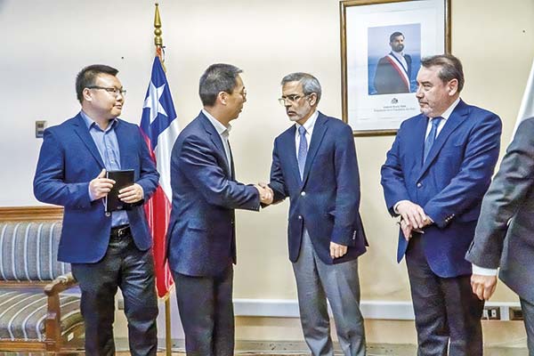 <p>Firma chilena transforma escorias y relaves mineros en pavimentos: MOP prevé aplicación en vías públicas</p>