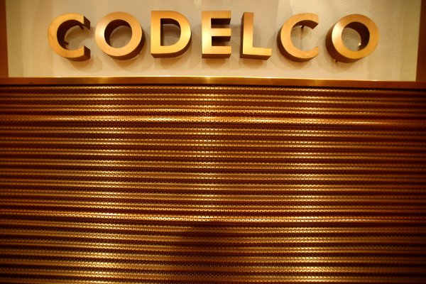 Las utilidades antes de impuestos de Codelco bajan a la mitad en el primer trimestre, pero la producción se mantiene estable pese al apagón