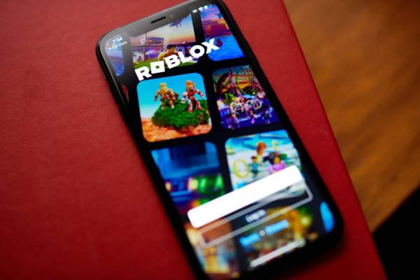 Popular plataforma de videojuegos Roblox en la mira por surgimiento de servidores donde jóvenes recrean online tiroteos masivos reales