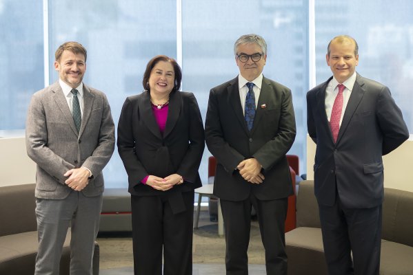 <p>Ministro Pardow; la presidenta de ENAP, Gloria Maldonado; el ministro Marcel; y el gerente general Julio Friedmann. Foto: Ministerio de Hacienda</p>