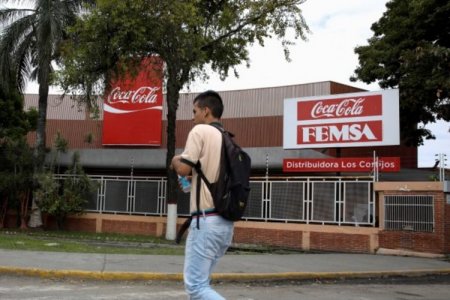 Mexicana Femsa avanza en "Oxxo Bank" y lanza terminales de pagos en locales de barrios
