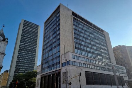 Activos colombianos se desploman tras suspensión de línea de crédito del FMI: Petro califica al Fondo de "vampiro"