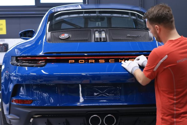 <p>Porsche recorta pronóstico de resultados y alerta que margen de ganancia caerá a un solo dígito por aranceles</p>
