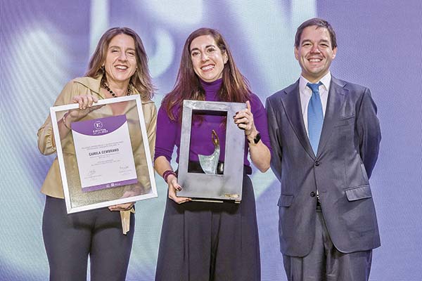 <p>Francisca Valdés, directora de Mujeres Empresarias; Camila Cembrano, gerenta comercial de Mercado Libre; y José Tomás Santa María, director de Diario Financiero.</p>