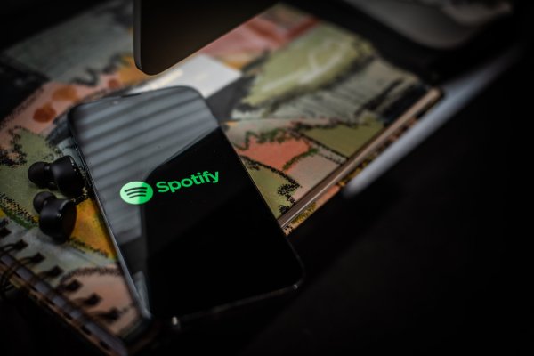 Acción de Spotify se hunde por débiles proyecciones de resultados y de crecimiento en nuevos suscriptores