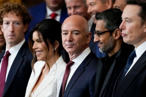 <p>La Casa Blanca critica duramente "acto hostil y político" por parte de Amazon: Trump llama a Bezos para quejarse</p>