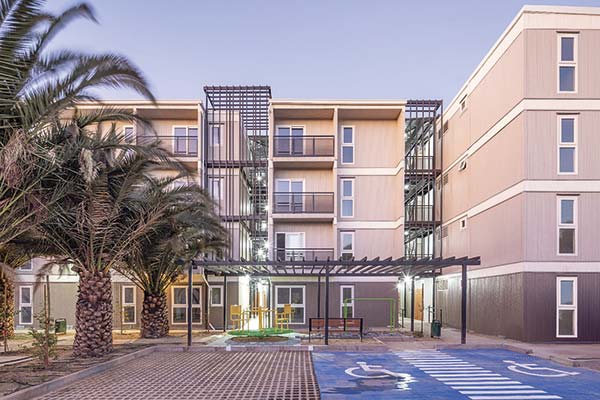 <p>Edificio de viviendas sociales de Tecno Fast en la comuna de Lo Espejo.</p>
