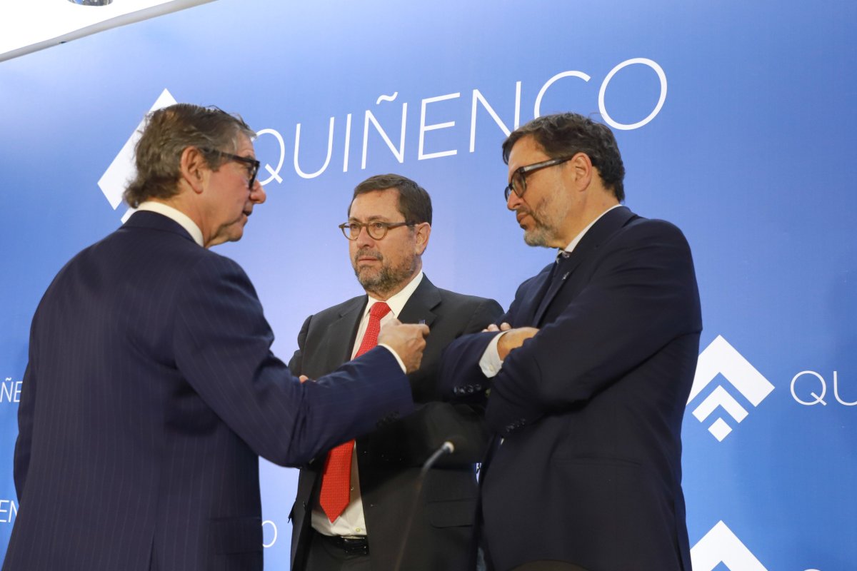 <p>De izquierda a derecha: Pablo Granifo, presidente de Quiñenco; Francisco Pérez Mackenna, gerente general; y Rodrigo Hinzpeter, gerente legal. Foto: Julio Castro.</p>