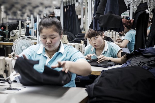 <p>Sector manufacturero chino se desploma en la primera señal del impacto de la guerra comercial de Trump</p>