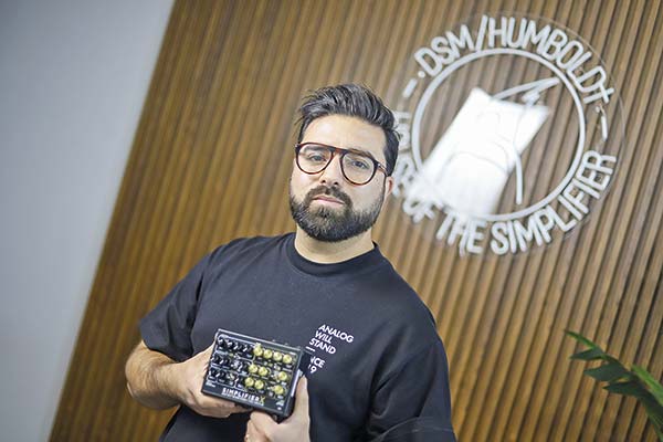 <p>Manuel Acevedo, cofundador de DSM&Humboldt Electronics junto al Simplifier X. Foto: Pablina Salinas </p>