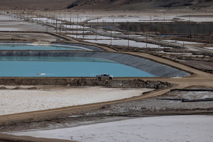 <p>"Las matemáticas hoy no dan": Albemarle no ve interés en más salares de Chile y en desarrollar planta en EEUU</p>