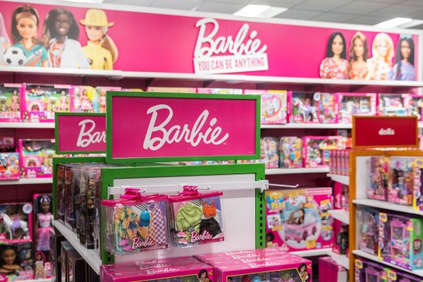Ventas de Mattel crecen sobre lo esperado, pero fabricante de juguetes retira pronóstico de resultados para 2025 por panorama incierto