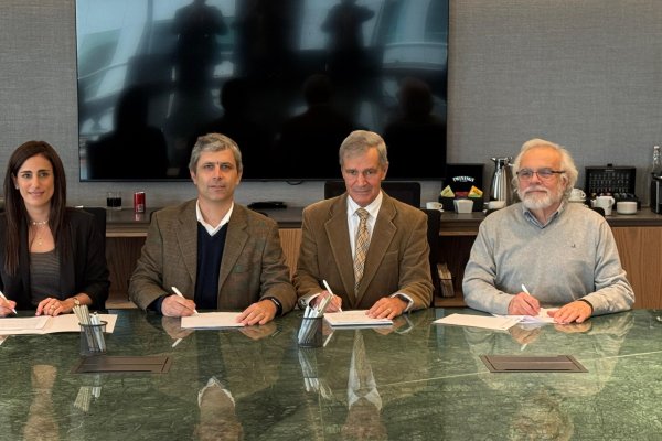 <p>De izquierda a derecha; Carla Diban (Solarity), José Luis Carvallo (Solarity), Fernando del Sol (Enlasa) y Jorge Brahm (Enlasa).</p>