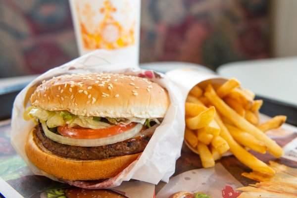Burger King enfrenta demanda de algunos clientes en EEUU frustrados con el tamaño real de las Whopper