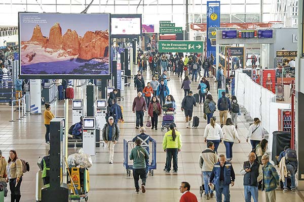 <p>Desde bares hasta una reconocida tienda de cosméticos: Aeropuerto de Santiago abrirá 41 nuevos espacios comerciales en 2025</p>