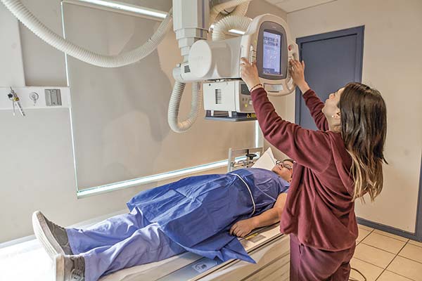 Clínicas privadas redefinen estrategias ante caída de afiliados en el sistema de isapres