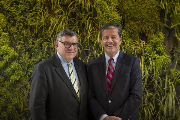 <p>Celso Boscariol y Francisco Fontaine en el encuentro de LAW realizado en Santiago de Chile.</p>